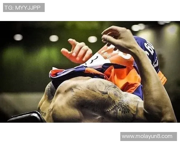 足球明星展示绑绷带技巧视频分享助你提升运动表现与保护意识