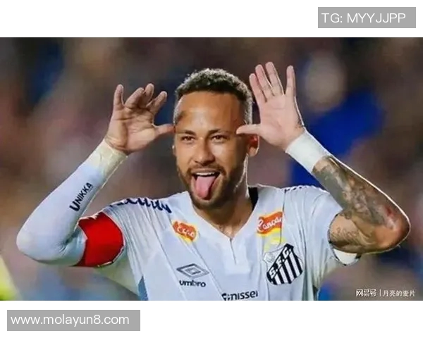 哪个足球明星在比赛中被队友成功戴上帽子引发热议