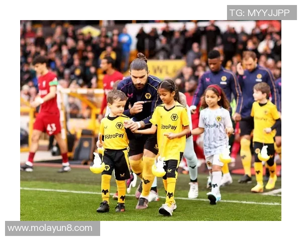 足球明星与球童亲密握手瞬间温馨画面展现足球精神与友谊之美